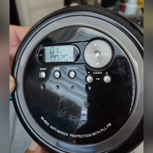 ONN PORTABLE CD PLAYER (BLACK) WITH FM RADIO and Headphones - Picture 5 of 8